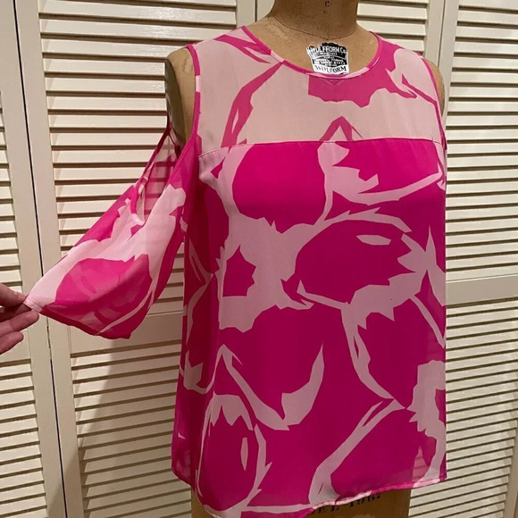 VINCE CAMUTO Pink Cold Shoulder Top Size M - Picture 1 of 7